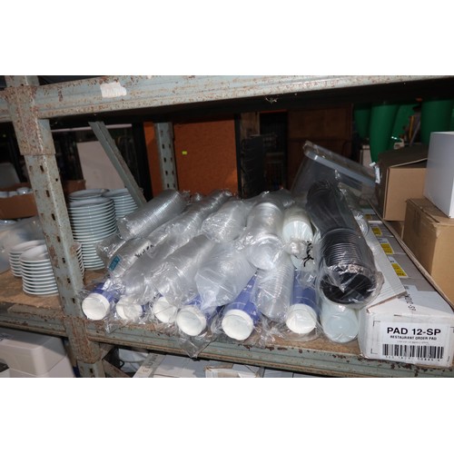 1060 - A quantity of various disposable cups, lids etc. Contents of 1 shelf