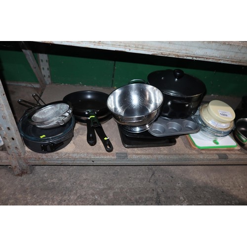 1069 - A quantity of various catering related items including pots pans, baking trays, chopping boards etc.... 