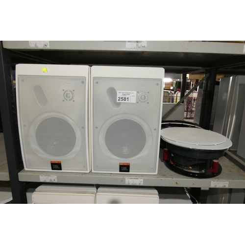 2581 - 2 x JBL loudspeakers & 2 ceiling mounted Ecler IC6+ speakers