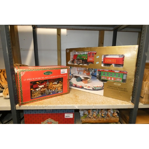 2640 - Christmas decorations: a Christmas trainset and a 17 piece light up village