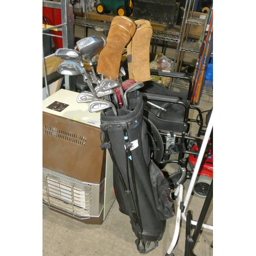 2067 - 1 x golf club bag containing a quantity of various golf clubs