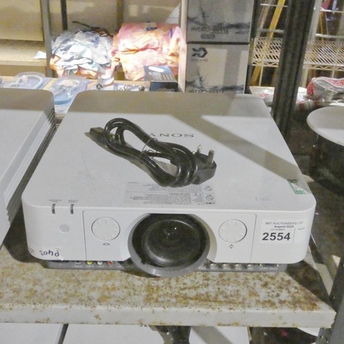 2554 - A commercial AV projector by Sony type VPL-FH31  - trade