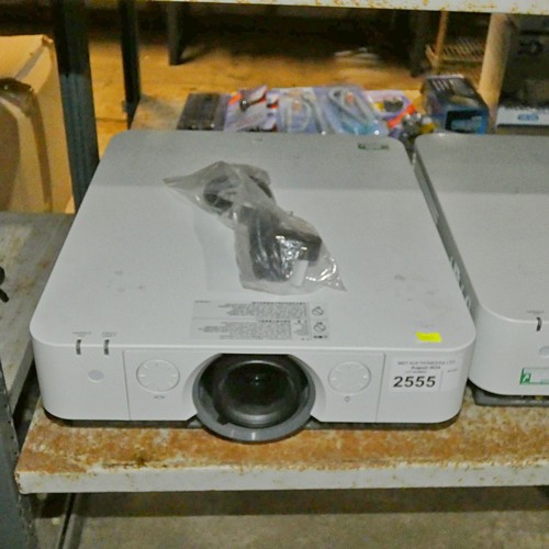 2555 - A commercial AV projector by Sony type VPL-FH31 - trade