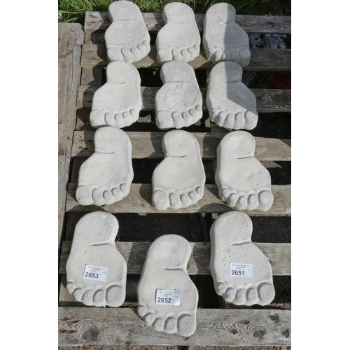 2652 - 4 x concrete foot shaped stepping stones