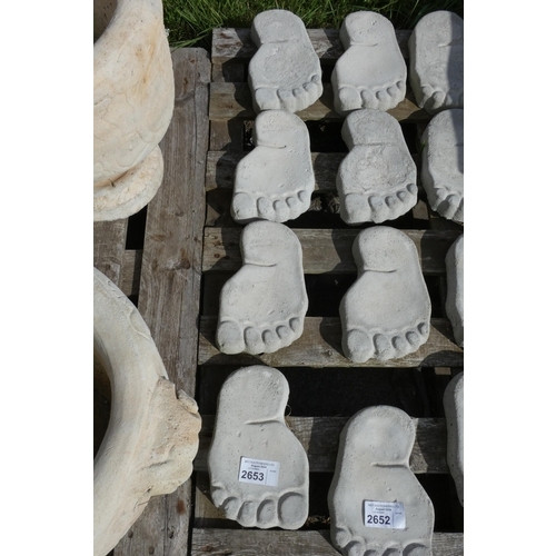 2653 - 4 x concrete foot shaped stepping stones