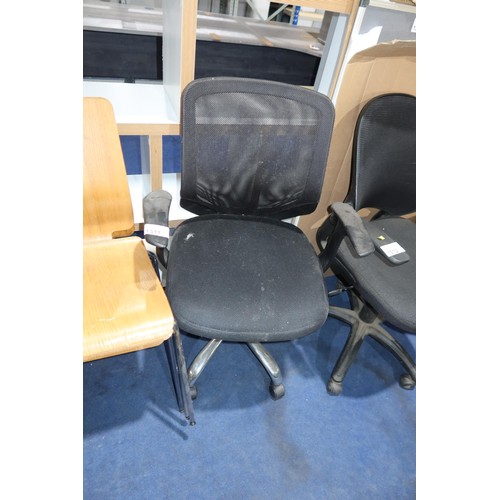 1311 - 1 x black upholstered office swivel chair with mesh back