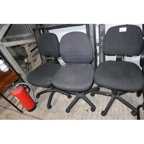 1392 - 3 x black upholstered office swivel chairs - No arms