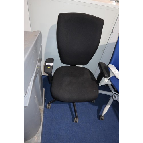 1402 - 1 x black upholstered office swivel chair