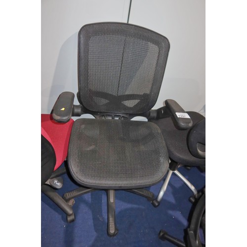 1397 - 1 x black mesh office swivel chair with arms