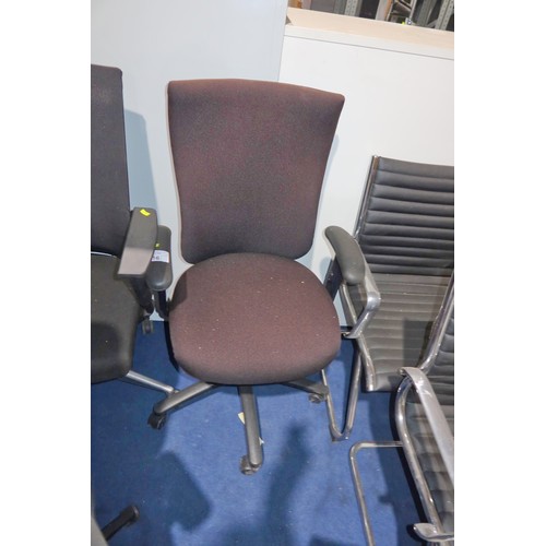 1416 - 1 x black upholstered office swivel chair