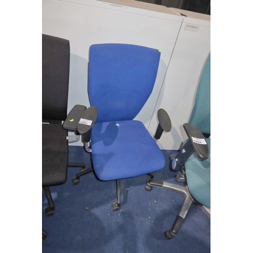 1423 - 1 x blue upholstered office swivel chair