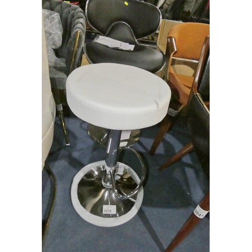 3039 - 1 x white upholstered adjustable height bar stool