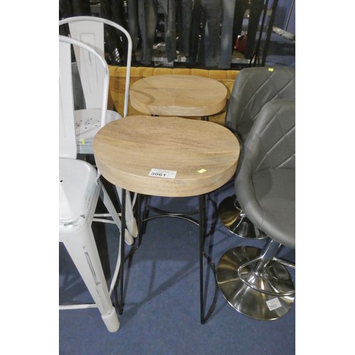 3061 - 2 x bar stools with wooden seat pads