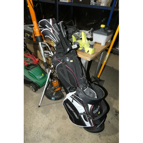 3127 - 1 x Wilson golf bag containing a quantity of Wilson golf clubs