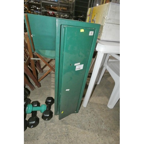 3140 - 1 x green metal gun cabinet approx 25 x 20 x 85cm high - Keys auction office