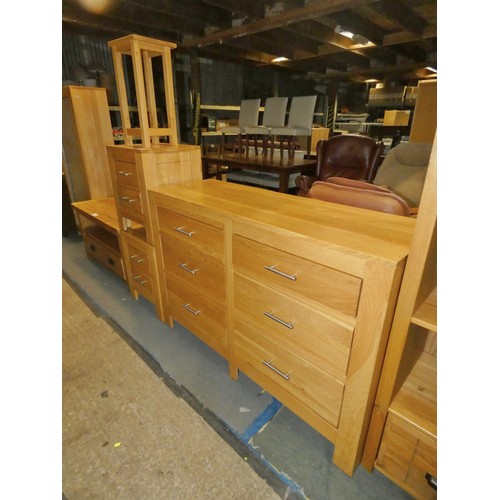 3210 - 1 x Oak chest of 6 drawers approx 134cm wide, 2 x Oak bedside two drawer cabinets and 1 x small Oak ... 