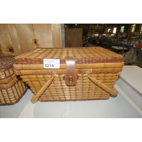 3219 - 1 x picnic basket containing 4 x white plastic plates and 3 x white plastic cups