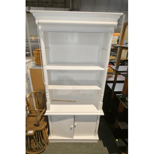 3223 - A white painted two part dresser with shelves / a roller blind above and 2 doors below approx 91cm w... 