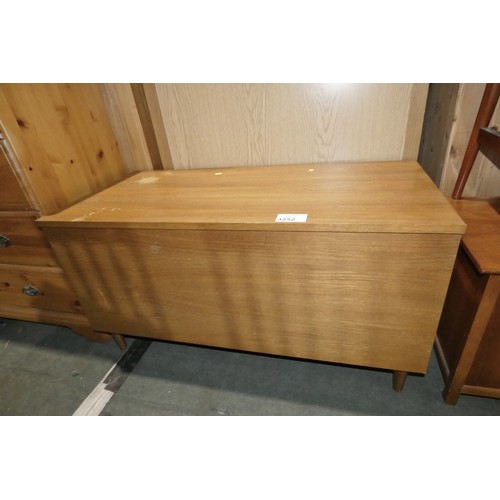 3252 - 1 x storage box with hinged top approx 101 x 46 x 54cm high. Please note that there are several wate... 