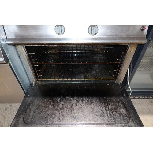 2195 - A solid top gas fired range with single drop door oven beneath