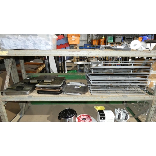 2100 - A quantity of various catering related items including baking trays, rack trays etc - trade