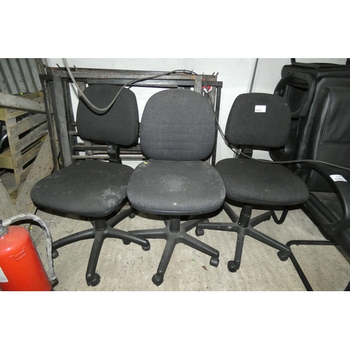 2384 - 3 x black upholstered office swivel chairs - No arms