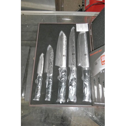 2048 - A 5 piece chef knife set in a wooden presentation box by Damascus