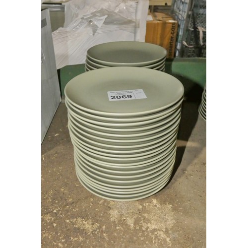 2069 - 40 x sage green side plates by Ikea