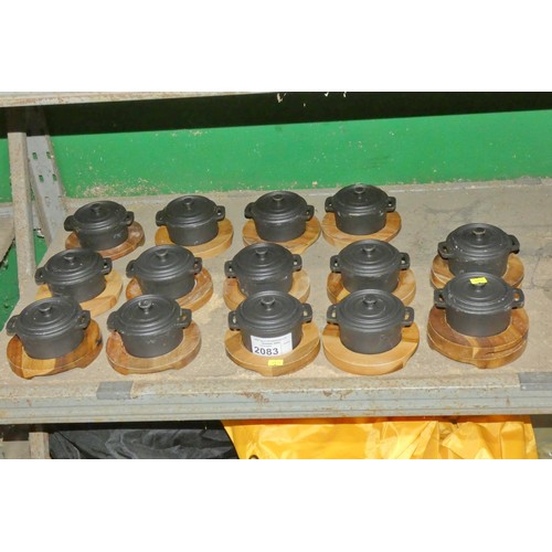 2083 - 14 x cast iron 10cm cooking pots with lids and wooden serving platers