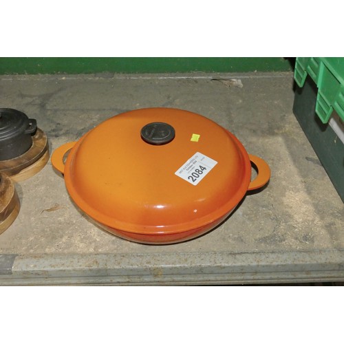 2084 - A Le Creuset cooking pan with lid