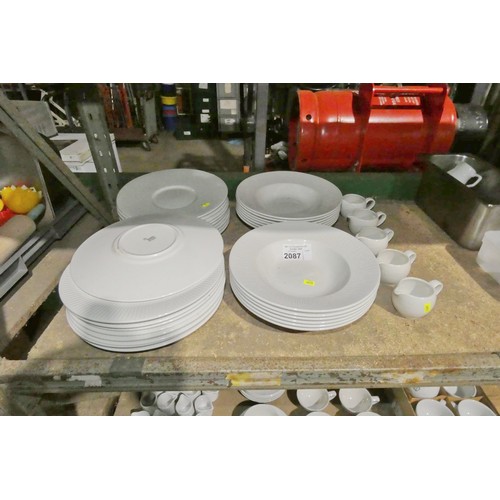 2087 - A quantity of Steelite crockery including dinner plates, bowls and milk jugs