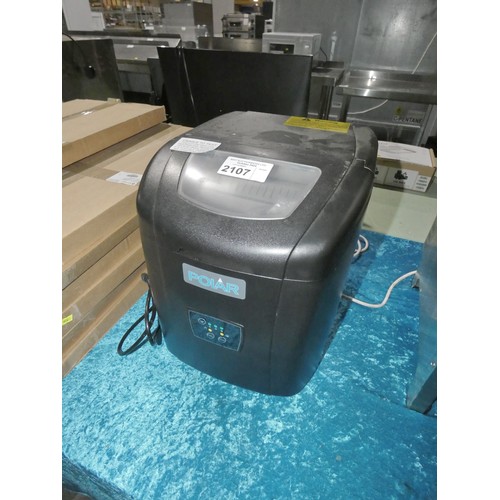 2107 - A table top ice making machine by Polar - trade