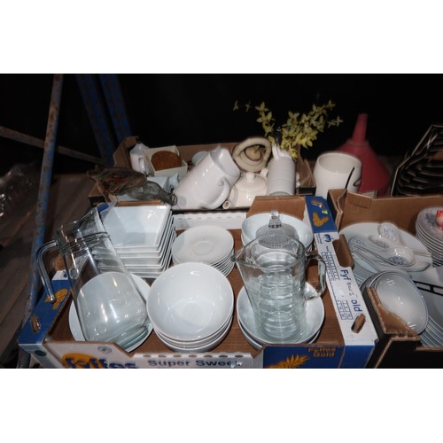 3085 - A quantity of various crockery, glassware etc. Contents of 1 shelf