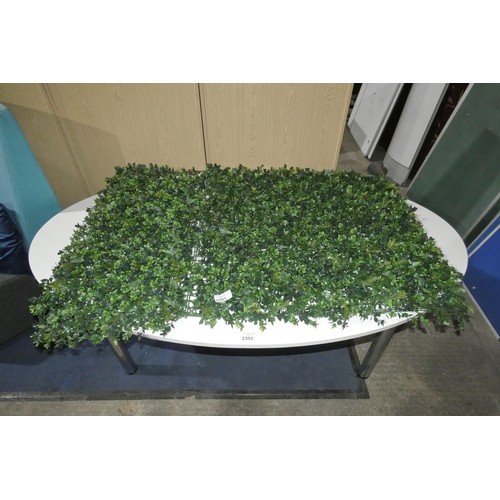 2301 - 1 x green plastic mesh screen covered with artificial green plant foliage approx 150 x 100cm