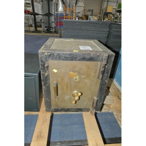 2367 - 1 x vintage safe approx 36 x 36 x 41cm high - Keys in auction office