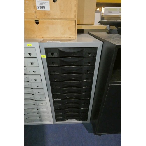 2400 - A 12 drawer index type cabinet approx 30 x 39 x 66cm high - Black plastic drawers