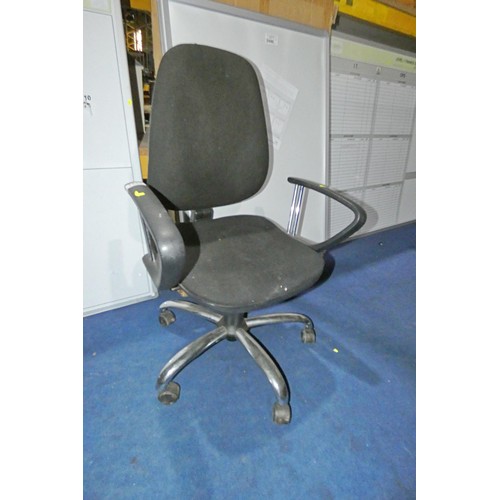 2422 - 1 x black upholstered office swivel chair