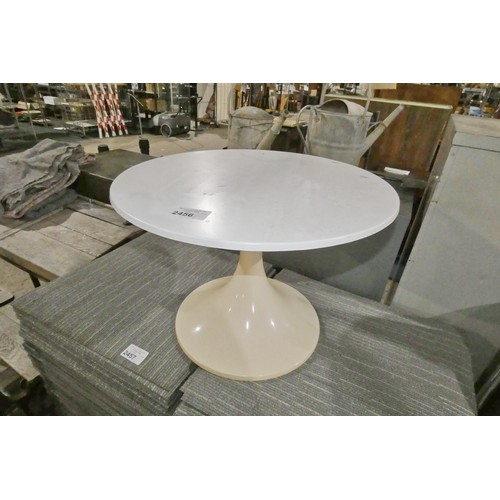 2456 - 1 x white coffee table diameter approx 60cm