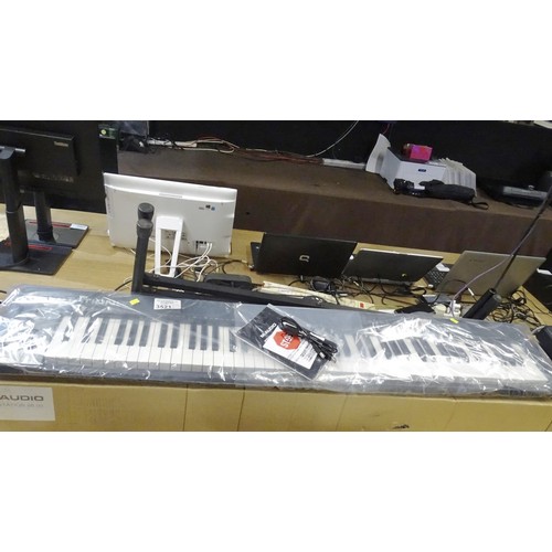 3521 - An 88 key midi keyboard by M-audio type Keystation 88, comes with USB cable, instructions, stand and... 