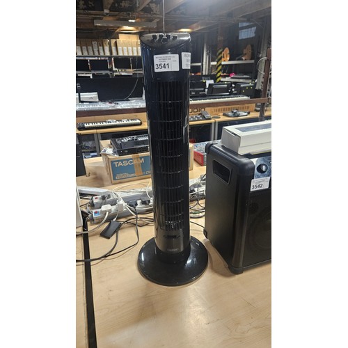 3541 - A rotating upright table top fan, missing timer knob, working when tested - trade