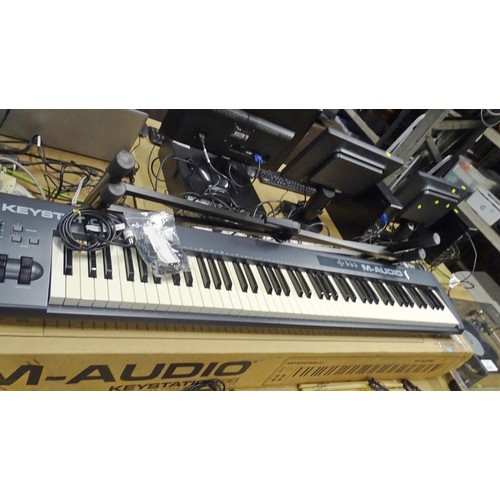 3523 - An 88 key midi keyboard by M-audio type Keystation 88, comes with USB cable, Midi cable, instruction... 