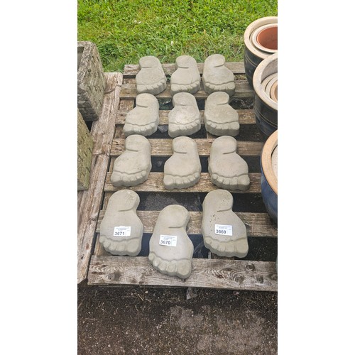 3671 - 4 x concrete foot shaped stepping stones