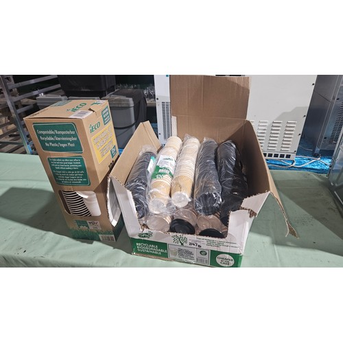 2147B - A quantity of various disposable coffee cups and lids