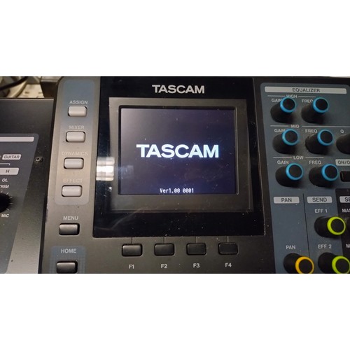 3533 - A portable 8/32 channel recording studio by Tascam type Digital Portastudio DP-32SD, supports record... 