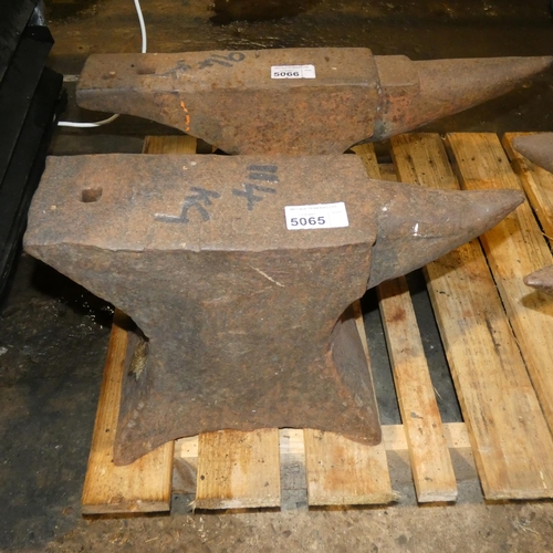 5065 - 1 x blacksmiths anvil - Anvil is marked 114kg