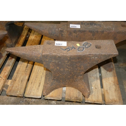 5067 - 1 x blacksmiths anvil - Anvil is marked 80kg