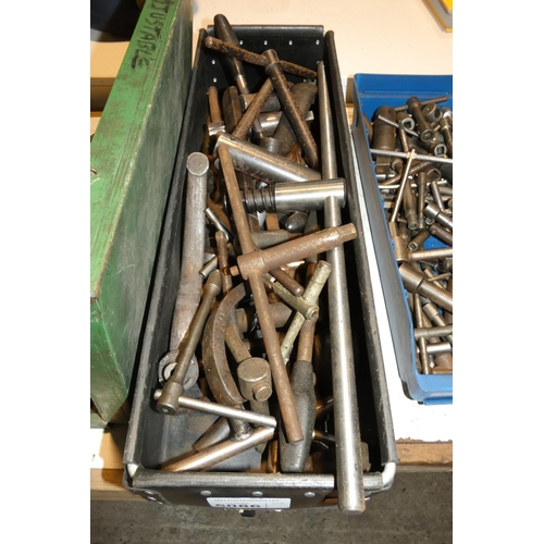 5086 - 1 box containing a quantity of various chuck keys and handles