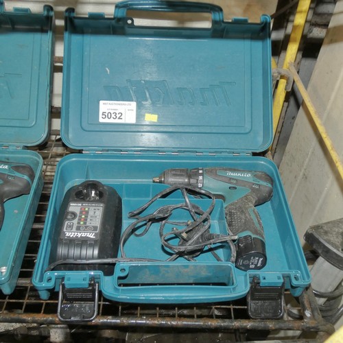 5032 - 1 x Makita cordless drill with 1 x 10.8v battery and 1 x charger