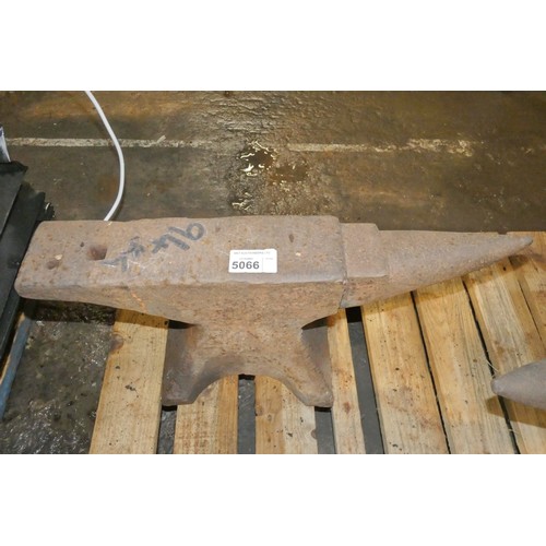 5066 - 1 x blacksmiths anvil - Anvil is marked 94kg