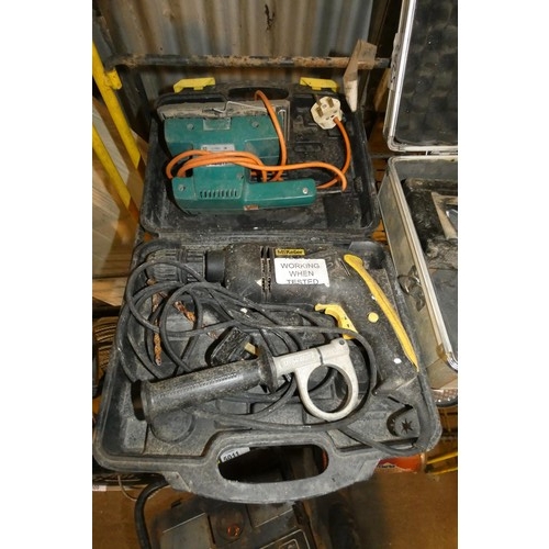 5010 - A quantity of various items including work lights, a McKeller drill 240v, a Hitachi angle grinder 11... 